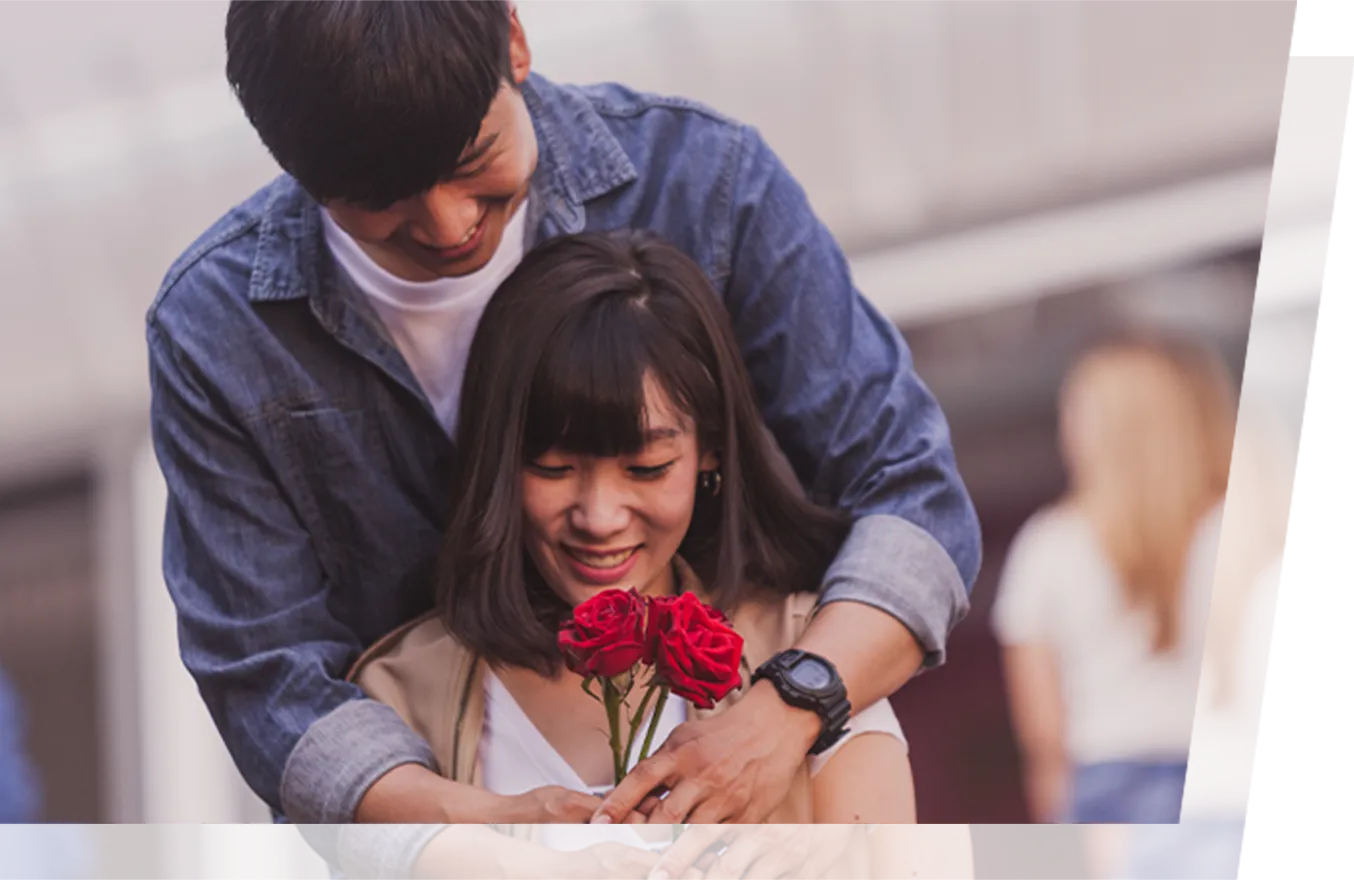 女性に薔薇の花を渡す男性